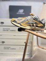 new Balance 1906系列复古老爹风休闲鞋 #采用轻质牛剖革拼接透气网眼衬垫织物鞋面材质 T-Beam大底提供足步弓支撑 保持步态稳定 后跟搭载外露缓