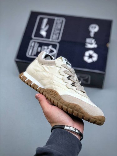 男女鞋Miumiu 25Ss Tyre系列春夏新款 饼干鞋 阿甘鞋休闲运动鞋Miumiu最新爆款 前卫大胆的设计 风格融于此款厚底帆布运动鞋的简约线条 别致徽标
