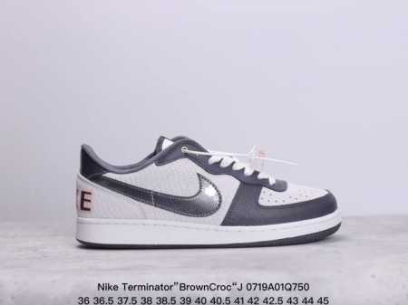 Nike Terminator”Browncroc“J 白酒红耐磨透气低帮板鞋 这款产品采用皮革 网眼和绒面革材料混合制成 它的特点是白色底座和棕色绒面革鳄鱼纹 - 点击图像关闭