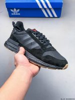 集图 阿迪达斯 Adidas Zx500 Rm Boost 阿迪达斯亲友限定 跑步休闲鞋。延续Zx500 的复古跑鞋风格，鞋身由麂皮与网眼结合打造，最大的改变则