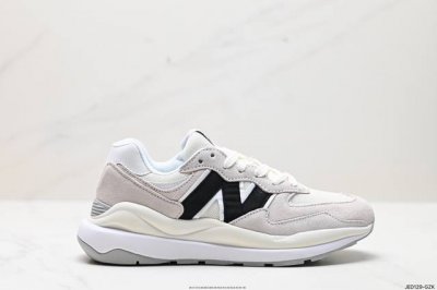 真标new Balance Nb5740系列 凭借多种严选的优质素材重塑出让人耳目一新又充满层次感的革新中低结构。为呼应90年代的巨大化潮流，鞋侧也点题采用了相