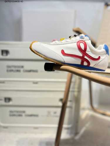 西班牙百年皮具奢华品牌 罗意威Loewe Ballet Runner Sneakers 芭蕾舞 系列阿甘复古风德训薄底百搭休闲运动鞋 尼龙和牛皮革运动鞋，不对称