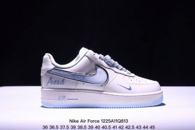 真标耐克nike Air Force 7 Lv8空军一号低帮百搭休闲运动板鞋。柔软、弹性十足的缓震性能和出色的中底设计，横跨复古与现代的外型结合，造就出风靡全球