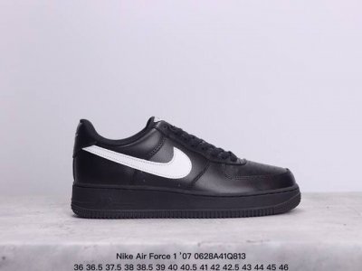 公司级耐克 Nike Air Force 1 ’07 空军一号低帮百搭休闲运动板鞋。柔软、弹性十足的缓震性能和出色的中底设计，横跨复古与现代的外型结合，造就出风