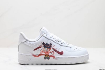 真标耐克Nike Air Force 1“07空军一号低帮百搭休闲运动板鞋。柔软、弹性十足的缓震性能和出色的中底设计，横跨复古与现代的外型结合，造就出风靡全球三