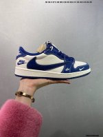 310 公司级Air Jordan 1 Low 刺绣米蓝 此款主张打破传统的工业化流水线设计限制，以Made By Ideas的超级创意为理念，集结众多潮流设计