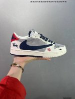 310 公司级Stussy X Air Jordan 1 双拼 此款主张打破传统的工业化流水线设计限制，以Made By Ideas的超级创意为理念，集结众多潮