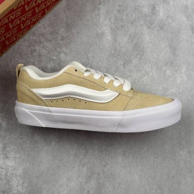 本地180 核心私 万斯 Vans Knu-Skool 面包鞋 坎普尔·茱利安系列低帮复古硫化休闲运动板鞋“肥胖版大Logo” 要说整个年最为热门的鞋型之一，「