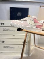 耐克 Nike Air Force 1 '07空军一号 百搭休闲运动板鞋。柔软、弹性十足的缓震性能和出色的中底设计，横跨复古与现代的外型结合，造就出风靡全球三十