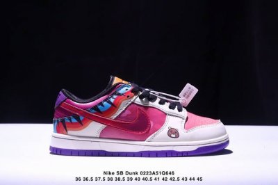 耐克Nike Sb Dunk Low Pro蝙蝠侠红 扣篮系列复古低帮休闲运动滑板板鞋。采用脚感柔软舒适Zoomair气垫，有效吸收滑板等极限运动在落地时带来的