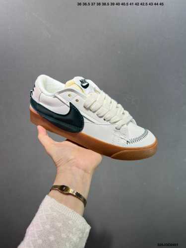 Nk Blazer Low 77 Jumbo 复古经典开拓者 公司级版本 颇具辨识度的Nike Blazer Mid配色，将于今年回归登场，Swoosh配色填充