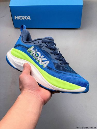 Hoka Skyflow 夏季新款专业竞速跑鞋耐磨稳定透气运动鞋 Skyflow 是一款全新的日常训练鞋，采用超临界发泡 Eva 中底，它拥有以脚跟为中心的主动