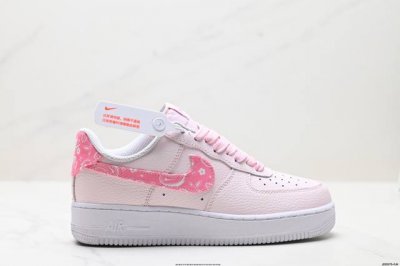 真标耐克Nike Air Force 1’07 Lx空军一号低帮百搭休闲运动板鞋。柔软、弹性十足的缓震性能和出色的中底设计，横跨复古与现代的外型结合，造就出风靡