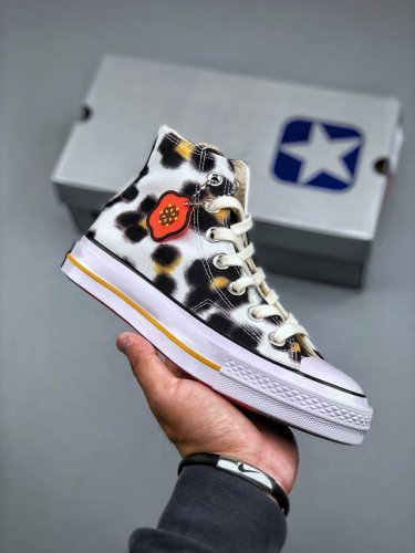 Converse X Kenzo 花豹狂想 converse 携手法国时尚品牌 Kenzo 将 Hanaleopard 80年代复古花豹印花 大胆铺满匡威Chu