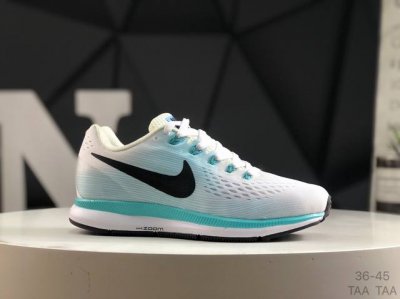 耐克 登月 Zoom Pegasus 34代跑鞋 鞋面以简约的黑色覆盖,搭配同色系的大底形成呼应,中底和侧边硕大的Swooshlogo点缀则以白色修饰,修长的鞋