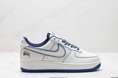 真标耐克nike Air Force 7 空军一号低帮百搭休闲运动板鞋。柔软、弹性十足的缓震性能和出色的中底设计，横跨复古与现代的外型结合，造就出风靡全球三十多