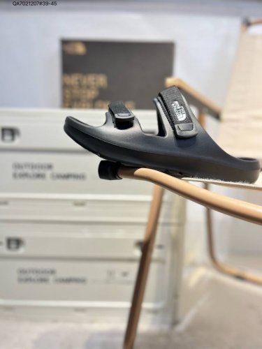 base Camp Slide Ii 北面联名为 The North Face 休闲拖鞋。Tey2879 Qa702 7#39-45