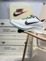 Nk Air Zoom pegasus 登月跑鞋 登月超轻网面跑步鞋 脚跟区域营造出色舒适度，而在鞋底部分，搭载全掌型Zoom Air配置耐克网面透气跑鞋Lj7