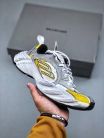 Ok版 Balenciaga巴黎世家16代 Monday 其前卫的设计、夸张的体积和反光细节赋予其特别的轮廓 采用头层牛皮材质制成，带来良好脚感，外观全新造型，