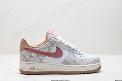 公司级耐克nike Air Force 7 空军一号低帮百搭休闲运动板鞋。柔软、弹性十足的缓震性能和出色的中底设计，横跨复古与现代的外型结合，造就出风靡全球三十