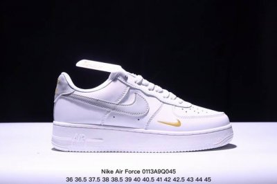 Nike Air Force 1 ’07 Low 空军飞勾一号低帮百搭休闲运动板鞋。柔软、弹性十足的缓震性能和出色的中底设计，横跨复古与现代的外型结合，造就出风