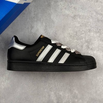 本地 核心私 阿迪达斯 Adidas Superstar 2 三叶草经典贝壳头系列 新款休闲板鞋潮流运动鞋 鞋面柔软皮革材质 标志性的贝壳鞋头 锯齿三条纹 简约