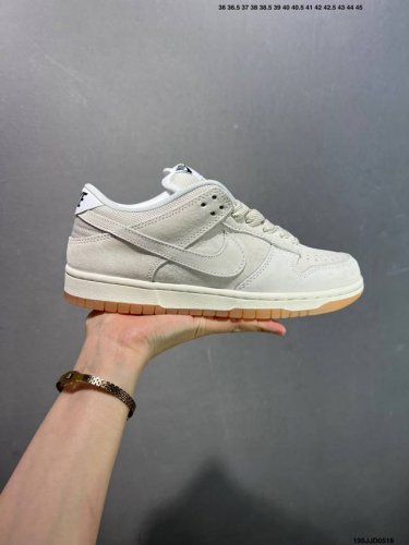 nike Dunk Sb Low 定制Dunk 定制Dunk Sb顾名思义 具有经典的Dunk血缘 又注入了更多的时尚元素 相较于普通的Dunk滑板鞋 改良版的