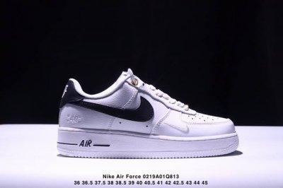 公司级耐克Nike Air Force 1“07空军一号低帮百搭休闲运动板鞋。柔软、弹性十足的缓震性能和出色的中底设计，横跨复古与现代的外型结合，造就出风靡全球