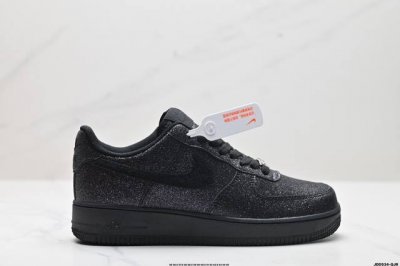 公司级耐克nike Air Force 7空军一号低帮百搭休闲运动板鞋。柔软、弹性十足的缓震性能和出色的中底设计，横跨复古与现代的外型结合，造就出风靡全球三十多