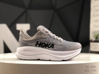hoka M Bondi 9全新配色 这个品牌来自于新西兰的毛利语 Hoka表示大地 One One表示飞越 连起来就是飞越地平线 One One不是读作 万万