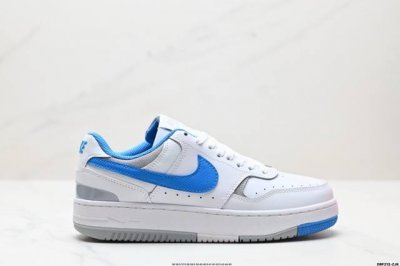 真标W Nike Gamma Force兼顾舒适脚感和出众风范，演绎匠心之作。结构性的支撑贴合感结合复古篮球设计，塑就场外全明星风范。 货号:Dx9176-10