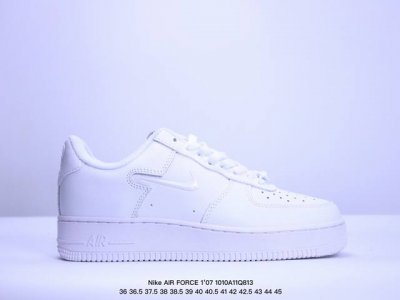 真标耐克nike Air Force 7 空军一号低帮百搭休闲运动板鞋。柔软、弹性十足的缓震性能和出色的中底设计，横跨复古与现代的外型结合，造就出风靡全球三十多