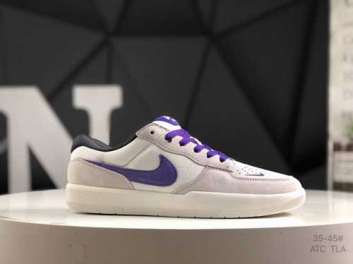 耐克 Nike Sb Force 58是一款将前沿创新带入街头的单品，它具有硫化杯底，具有出色的耐用性和灵活性。使用帆布和绒面革，在饰面上放置通风口，它自始至终