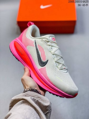 公司级Nike Vomero 18 耐克 舒适减震防滑 低帮跑步鞋 全掌Reactx泡绵中底 前掌和后跟还配备了Air Zoom气垫单元 据说跑起来更快更舒适哦
