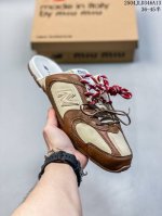 公司级New Balance X Miu Miu缪缪 Nb 530 Sl 小牛皮 印花徽标圆头平底 穆勒鞋包头拖鞋 男女款 石灰色 货号5E333E-3Loof