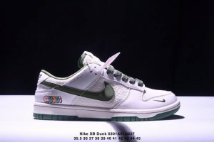 耐克Nike Sb Dunk Low 扣篮系列复古低帮休闲运动滑板板鞋。采用脚感柔软舒适Zoomair气垫，有效吸收滑板等极限运动在落地时带来的冲击力，为街头运