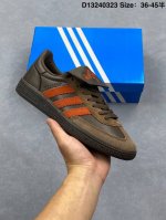 170 公司级Adidas Handball Spezial 阿迪达斯经典款 复古休闲板鞋 全鞋采用反毛皮制作 牛筋耐磨大底 承载青春情怀的板鞋 经典三条杠装饰
