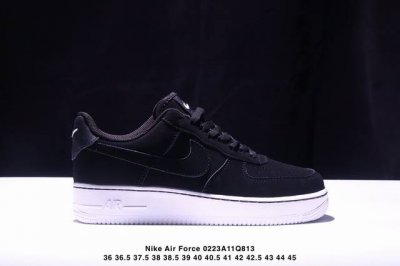 公司级耐克Nike Air Force 1“07空军一号低帮百搭休闲运动板鞋。柔软、弹性十足的缓震性能和出色的中底设计，横跨复古与现代的外型结合，造就出风靡全球