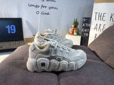 高圆圆同款 Fila 斐乐可颂面包鞋老爹鞋 这双传说中的可颂面包鞋，其灵感就是来自意式可颂面包造型，一双由设计师手工匠心捏造，生动形象模拟了酥皮纹路，跟可颂放在