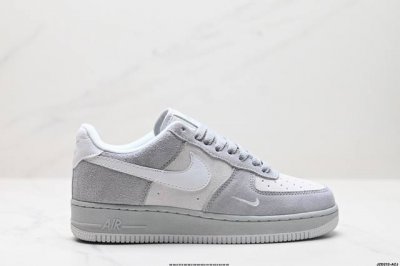 真标耐克nike Air Force 7 空军一号低帮百搭休闲运动板鞋。柔软、弹性十足的缓震性能和出色的中底设计，横跨复古与现代的外型结合，造就出风靡全球三十多