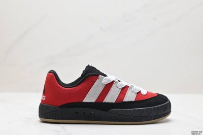 真标adidas Adimatic Low 马蒂奇系列低帮 复古鲨鱼面包鞋运动休闲滑板板鞋 整个鞋面由色彩艳丽的麂皮制成 搭配品牌标志性大尺寸三条纹 Logo