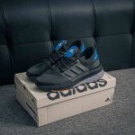 核心私 Adidas X_plrboost 款 爆米花跑鞋 全新跑鞋 爆米花针织鞋面休闲运动慢跑鞋。依旧采用了针织鞋面的设计，但是鞋面的设计语言却并不单调。半透