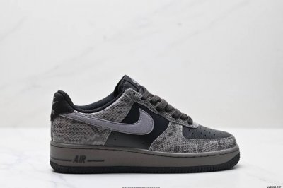 真标耐克Nike Air Force 1’07空军一号低帮百搭休闲运动板鞋。柔软、弹性十足的缓震性能和出色的中底设计，横跨复古与现代的外型结合，造就出风靡全球三
