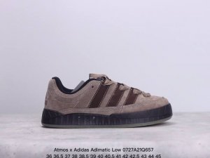 真标带半码 阿迪达斯 鲨鱼面包鞋 新联名开启,日本知名球鞋店铺atmos X Adidas Adimatic Low马蒂奇系列低帮复古鲨鱼面包休闲运动休闲滑板板