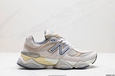 公司级new Balance Nb 9060 鞋款灵感源自设计师本人对夏日的怀日回忆。鞋面大身由空间双格及磨砂鞋面拼接而生，配以柔和、温暖的粉橘色调，夏日氛围拉