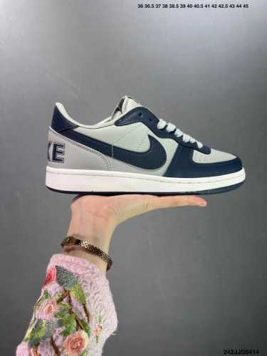 Nike Terminator Low 纯原版本 官方一比一制作 进口全头层 这款产品采用皮革 网眼和绒面革材料混合制成 它的特点是白色底座和棕色绒面革鳄鱼纹覆