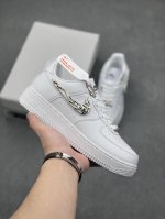 耐克nike Air Force 7 空军一号低帮百搭休闲运动板鞋。柔软、弹性十足的缓震性能和出色的中底设计，横跨复古与现代的外型结合，造就出风靡全球三十多年的