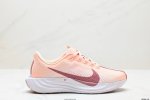 公司级升级原楦原纸版数据开发 采用弹性 Flyknit 飞织鞋面材质 内里嵌入定型海绵 全掌型 Zoomx 泡绵中底 外置防滑耐磨橡胶底片竞训神鞋飞马Plus回