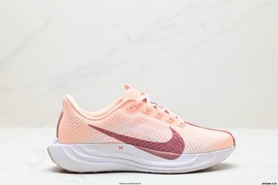 公司级升级原楦原纸版数据开发 采用弹性 Flyknit 飞织鞋面材质 内里嵌入定型海绵 全掌型 Zoomx 泡绵中底 外置防滑耐磨橡胶底片竞训神鞋飞马Plus回