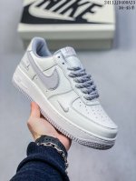 真标带半码耐克nike Air Force 7 空军一号低帮百搭休闲运动板鞋。柔软、弹性十足的缓震性能和出色的中底设计，横跨复古与现代的外型结合，造就出风靡全球